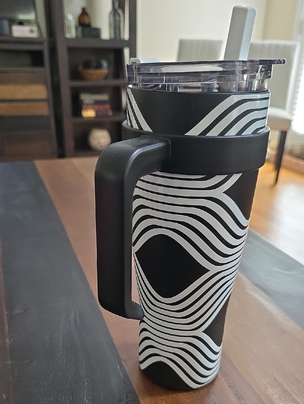 40 0z Black & White Wave Pattern Travel Tumbler with Handle
